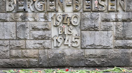 Der Schriftzug «Bergen-Belsen, 1940 bis 1945» steht auf einer Steinwand auf dem Gelände der Gedenkstätte Bergen-Belsen. / Foto: Michael Matthey/dpa