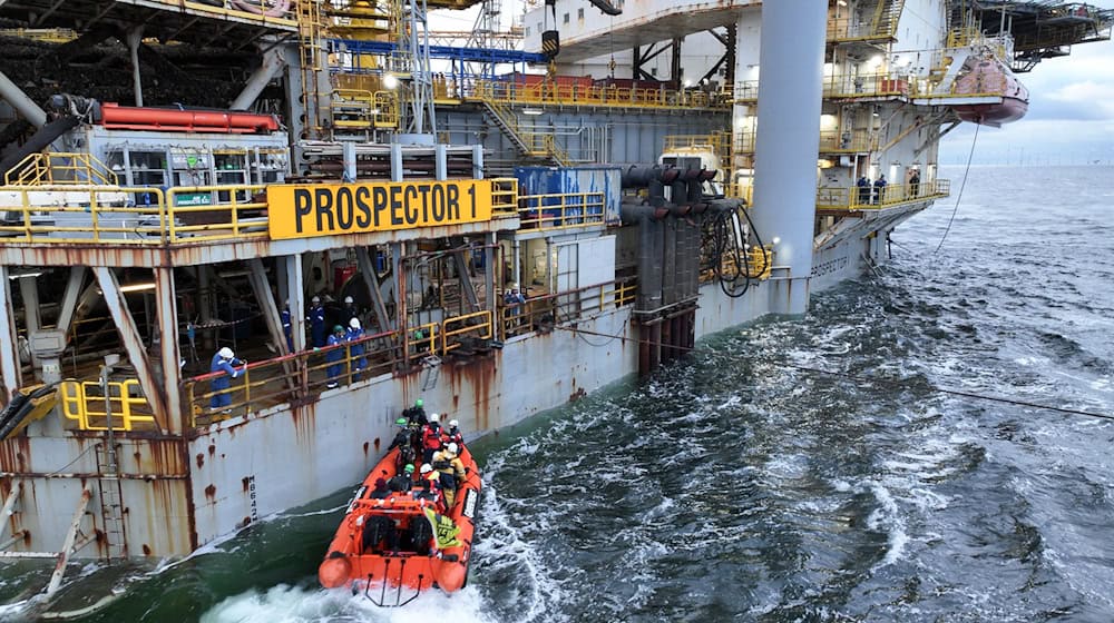 Greenpeace-Aktivisten versuchen mit einem Schlauchboot eine Bohrplattform in der Nordsee vor Borkum zu entern. / Foto: -/Greenpeace/dpa