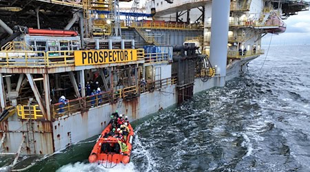 Greenpeace-Aktivisten versuchen mit einem Schlauchboot eine Bohrplattform in der Nordsee vor Borkum zu entern. / Foto: -/Greenpeace/dpa