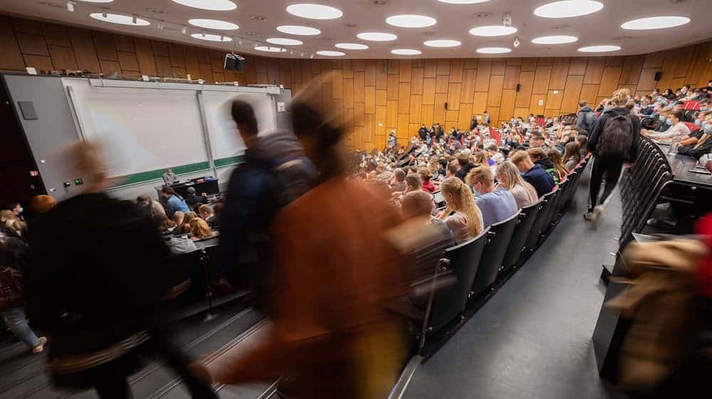 Studenten kommen zur Vorlesung Mathematik in der Universität Hannover. / Foto: Julian Stratenschulte/dpa
