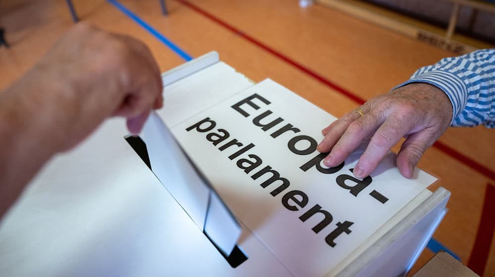 Ein Wahlberechtigter wirft in einem Wahllokal seinen Stimmzettel in eine Wahlurne mit der Aufschrift „Europaparlament“. / Foto: Monika Skolimowska/dpa