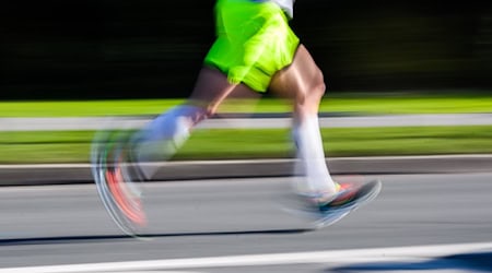 Ein Mann läuft beim Hannover Marathon 2022 (Aufnahme mit langer Verschlusszeit). / Foto: dpa/Archivbild