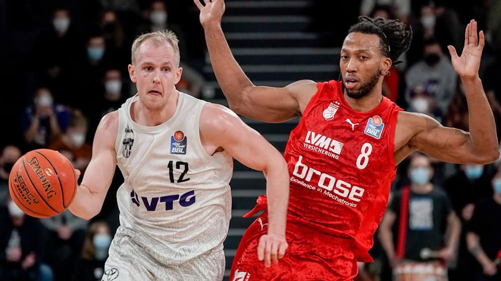 Basketball: Bundesliga, Hamburg Towers - Brose Bamberg, Hauptrunde, 12. Spieltag, edel-optics.de Arena. Hamburgs Forward Seth Hinrichs (l) und Bambergs Center Akil Mitchell kämpfen um den Ball. / Foto: Axel Heimken/dpa