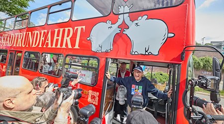 Otto Waalkes, Komiker, steht während der Einweihung eines Ottifanten-Doppeldeckerbusses an den Landungsbrücken in der Tür des Busses. / Foto: Georg Wendt/dpa