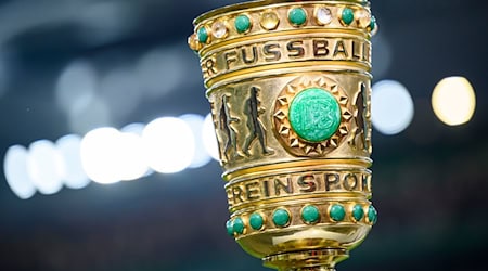 Der DFB-Pokal steht vor dem Spiel im Stadion. / Foto: Tom Weller/dpa