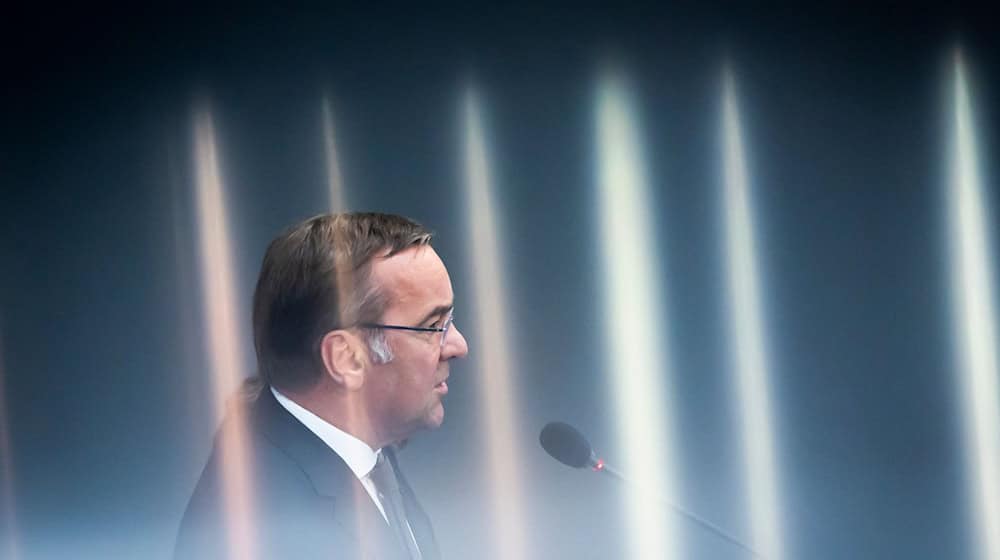 Boris Pistorius, Bundesminister der Verteidigung, spricht im Plenum des Deutschen Bundestages. / Foto: Christoph Soeder/dpa