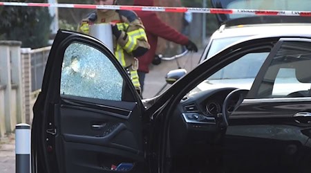 Ein Auto, an dem die Fensterscheibe ein Loch hat, wird untersucht. / Foto: Jörn Hüneke/TNN/dpa