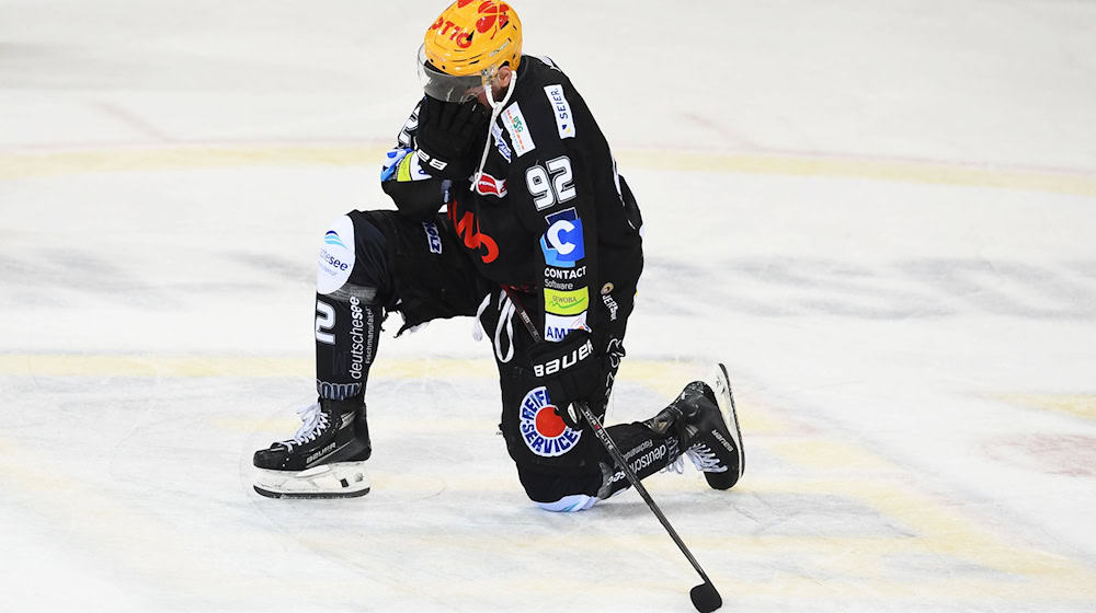 Eishockey: DEL, Pinguins Bremerhaven - Eisbären Berlin, Meisterschaftsrunde, Finale, 5. Spieltag. Bremerhavens Philipp Preto reagiert nach der Niederlage. Preto wechselt nach Ingolstadt. / Foto: Carmen Jaspersen/dpa