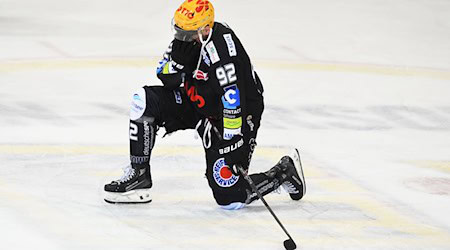 Eishockey: DEL, Pinguins Bremerhaven - Eisbären Berlin, Meisterschaftsrunde, Finale, 5. Spieltag. Bremerhavens Philipp Preto reagiert nach der Niederlage. Preto wechselt nach Ingolstadt. / Foto: Carmen Jaspersen/dpa