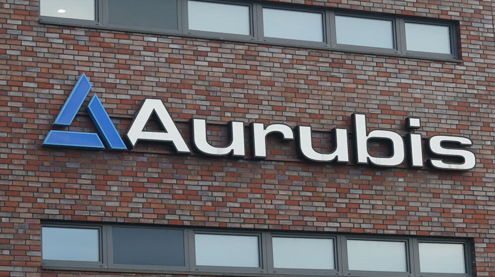 Blick auf das Logo an einem Gebäude auf dem Werksgelände der Aurubis AG. / Foto: Marcus Brandt/dpa