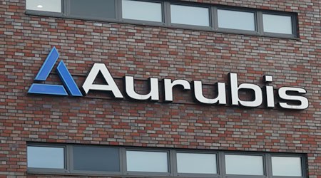 Blick auf das Logo an einem Gebäude auf dem Werksgelände der Aurubis AG. / Foto: Marcus Brandt/dpa