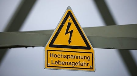 Das Schild «Hochspannung Lebensgefahr» hängt an einem Strommast. / Foto: Jan Woitas/dpa/Symbolbild