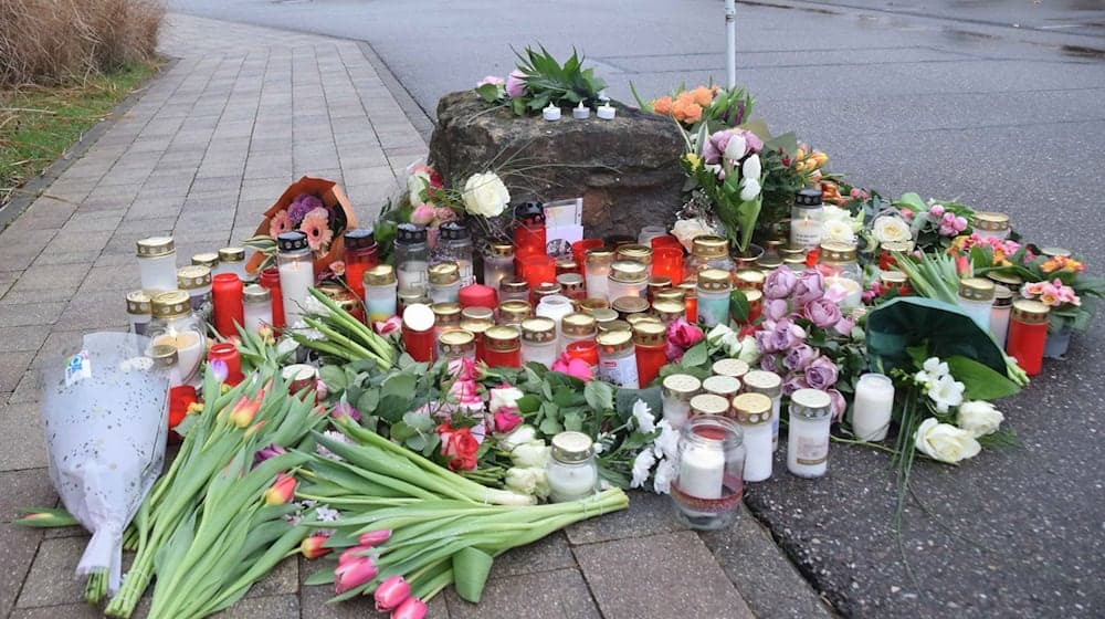 Blumen und Kerzen zum Gedenken an das Opfer liegen vor einer Schule. Bei der Gewalttat in der Schule ist nach Angaben der Polizei eine Schülerin von einem Schüler getötet worden. / Foto: René Priebe/dpa