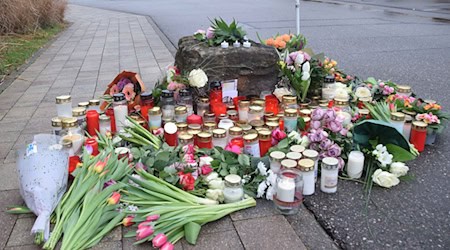 Blumen und Kerzen zum Gedenken an das Opfer liegen vor einer Schule. Bei der Gewalttat in der Schule ist nach Angaben der Polizei eine Schülerin von einem Schüler getötet worden. / Foto: René Priebe/dpa