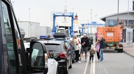 In langen Schlangen warten Pkws am Borkumkai auf die Fähre für die Überfahrt nach Borkum. / Foto: Lars Penning/dpa