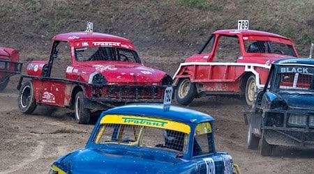 Ein Umgebauter Trabant fährt auf dem Geländer der "1. Grimmener Stock-Car-Legion " in Grimmen. / Foto: Stefan Sauer/dpa