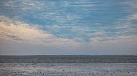 Wolken ziehen über die Nordsee vor der Küste von Büsum. / Foto: Axel Heimken/dpa/Archivbild