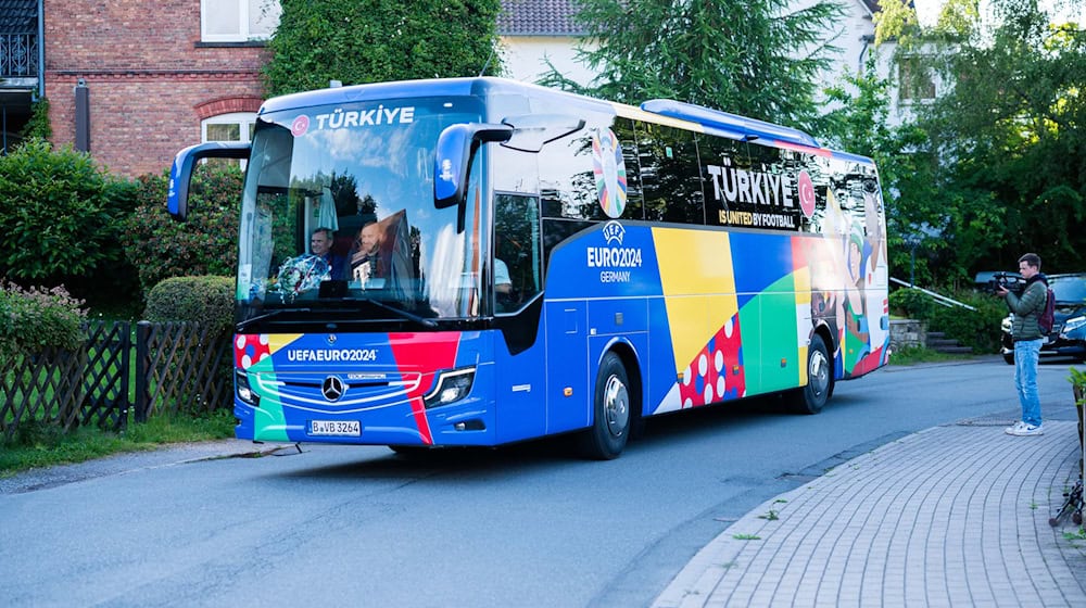 Der Mannschaftsbus fährt durch die Bergstraße Richtung Mannschaftshotel. / Foto: Noah Wedel/dpa