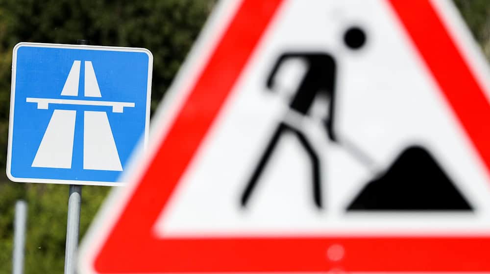 Ein Schild weist auf eine Baustelle auf einer Autobahn hin. / Foto: Jan Woitas/dpa-Zentralbild/dpa