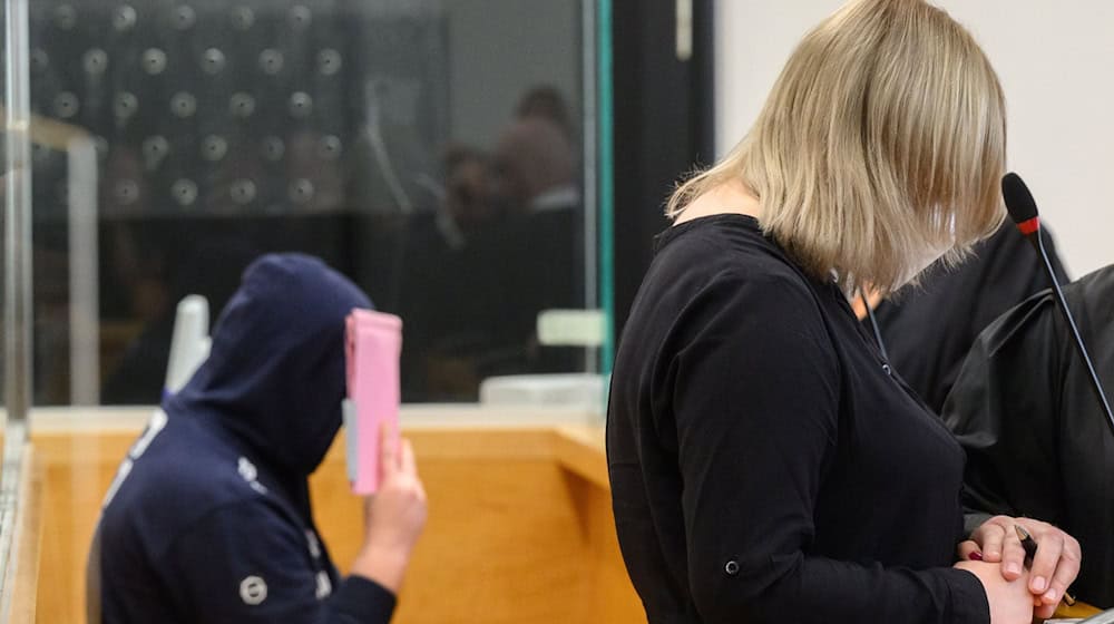 Die angeklagte Mutter und ihr Lebensgefährte warten im Gerichtsaal vom Landgericht Hannover auf den Prozessbeginn. / Foto: Julian Stratenschulte/dpa