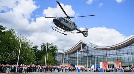 Ein Hubschrauber der Bundeswehr startet bei der IdeenExpo 2024 vom Messegelände. / Foto: Julian Stratenschulte/dpa