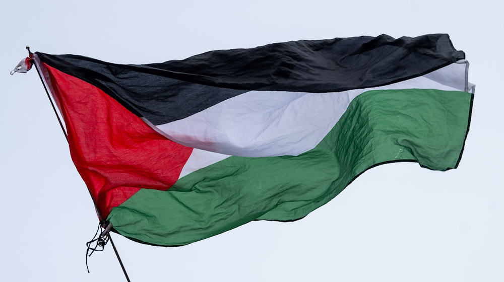 Die Flagge von Palästina wird bei einer propalästinensischen Kundgebung geschwenkt. / Foto: Monika Skolimowska/dpa/Symbolbild