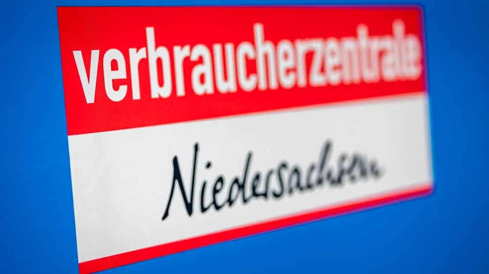 Der Schriftzug «Verbraucherzentrale Niedersachsen» ist an einer Wand zu lesen. / Foto: Moritz Frankenberg/dpa