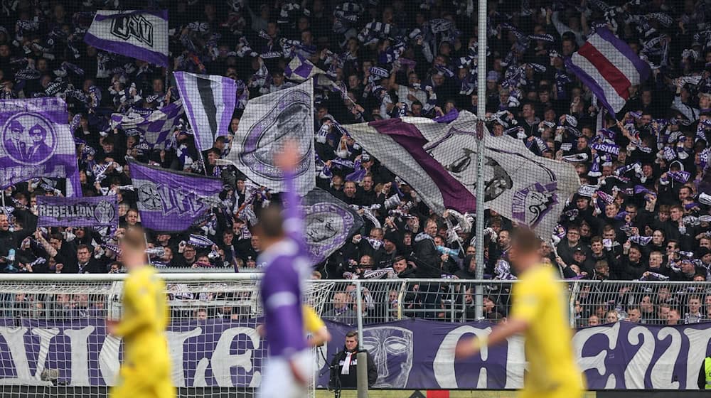 Osnabrücks Fans schwenken ihre Fahnen. / Foto: Friso Gentsch/dpa