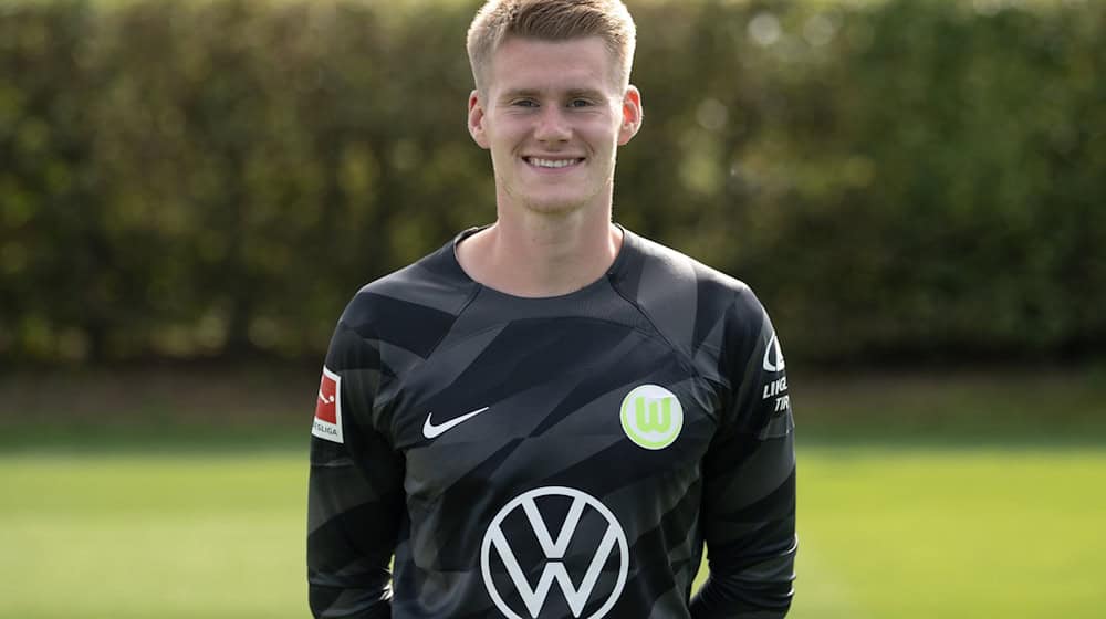 Wolfsburgs Torwart Philipp Schulze steht für ein Porträtfoto auf dem Spielfeld. / Foto: Swen Pförtner/dpa