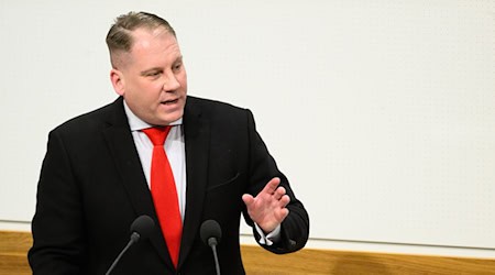 AfD-Politiker Peer Lilienthal spricht im Landtag Niedersachsen. / Foto: Philip Dulian/dpa