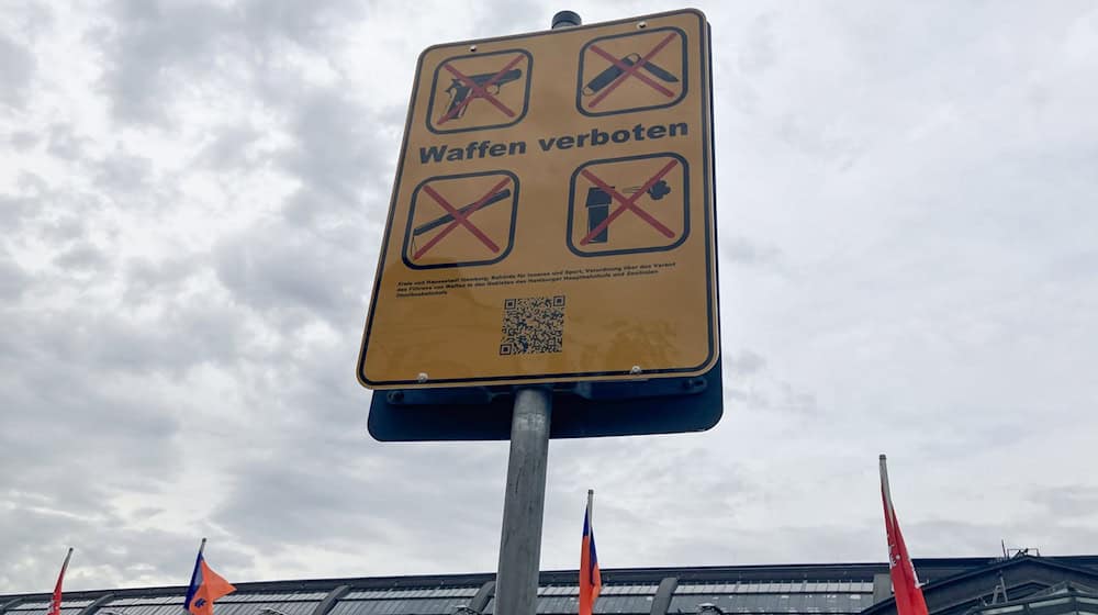 Ein Hinweisschild zum Waffenverbot steht am Hamburger Hauptbahnhof. / Foto: Franziska Spiecker/dpa
