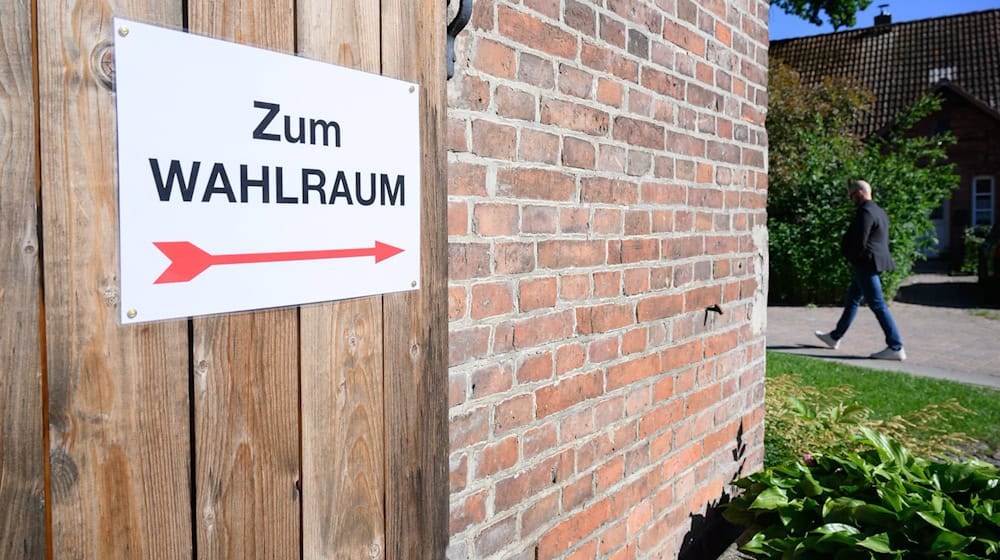 Ein Zettel „Zum Wahlraum“ zeigt den Weg zu einem Wahllokal zur Europawahl auf einem Hof in der Region Hannover. / Foto: Julian Stratenschulte/dpa