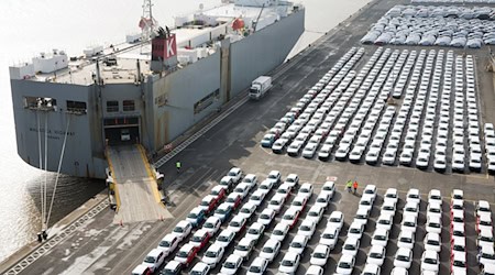 Fahrzeuge stehen im Hafen von Emden zur Verschiffung bereit. / Foto: Jörg Sarbach/dpa