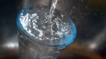 Leitungswasser fließt in ein Glas, das in einem Spülbecken steht. / Foto: Karl-Josef Hildenbrand/dpa