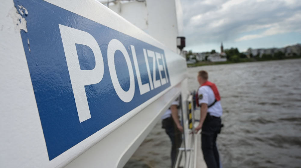 Die Wasserschutzpolizei im Einsatz. / Foto: Heiko Rebsch/dpa/Archiv