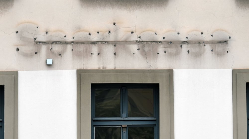 Der Schriftzug «Sparkasse» an einer früheren Filiale des Geldinstituts an einer Hausfassade. / Foto: Hendrik Schmidt/dpa-Zentralbild/dpa