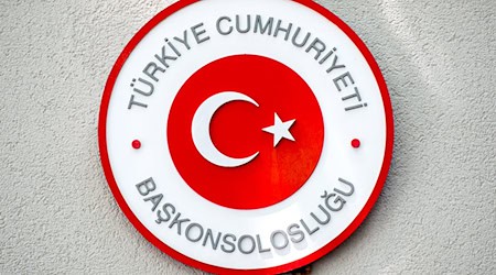 Ein Schild mit türkischer Flagge hängt am türkischen Konsulat in der Nordstadt. / Foto: Hauke-Christian Dittrich/dpa/Archivbild