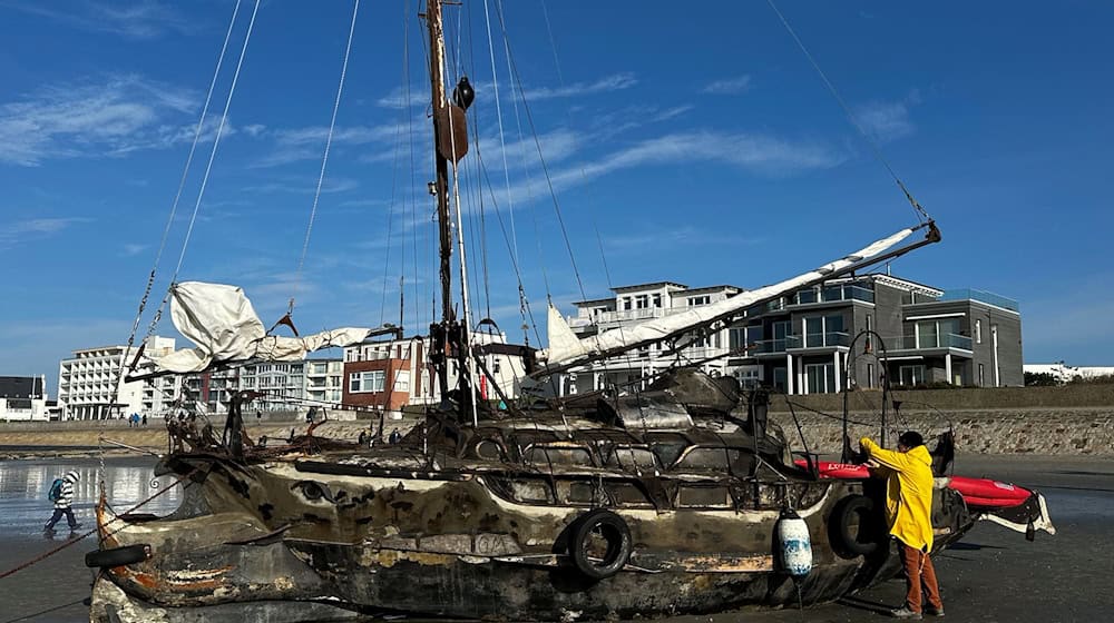 Ein am Weststrand der Insel Norderney gestrandetes Segelschiff. / Foto: Volker Bartels/dpa