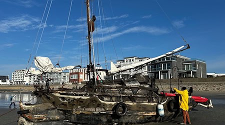 Ein am Weststrand der Insel Norderney gestrandetes Segelschiff. / Foto: Volker Bartels/dpa