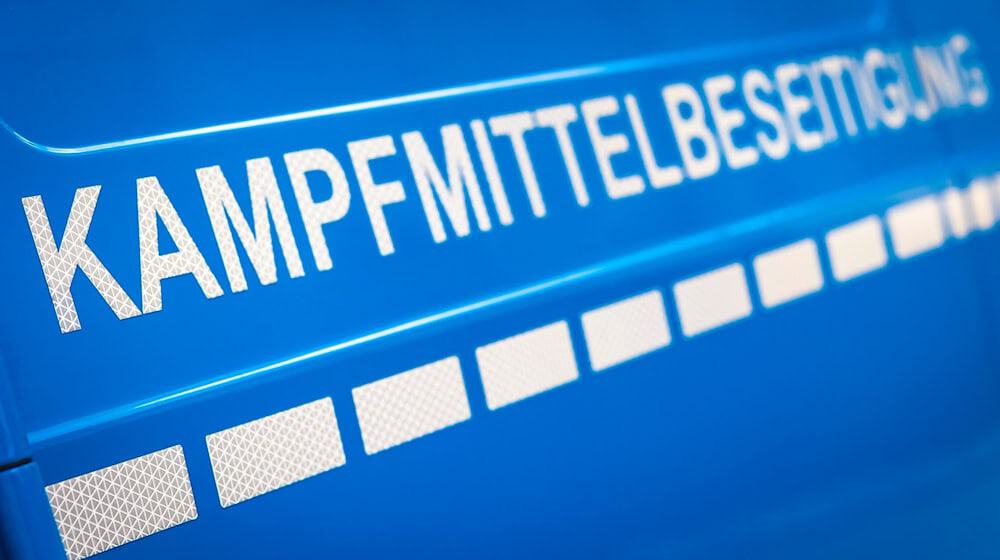 Der Schriftzug «Kampfmittelbeseitigung» ist an einem Einsatzfahrzeug vom Kampfmittelbeseitigungsdienst (KBD) Niedersachsen zu lesen. / Foto: Moritz Frankenberg/dpa