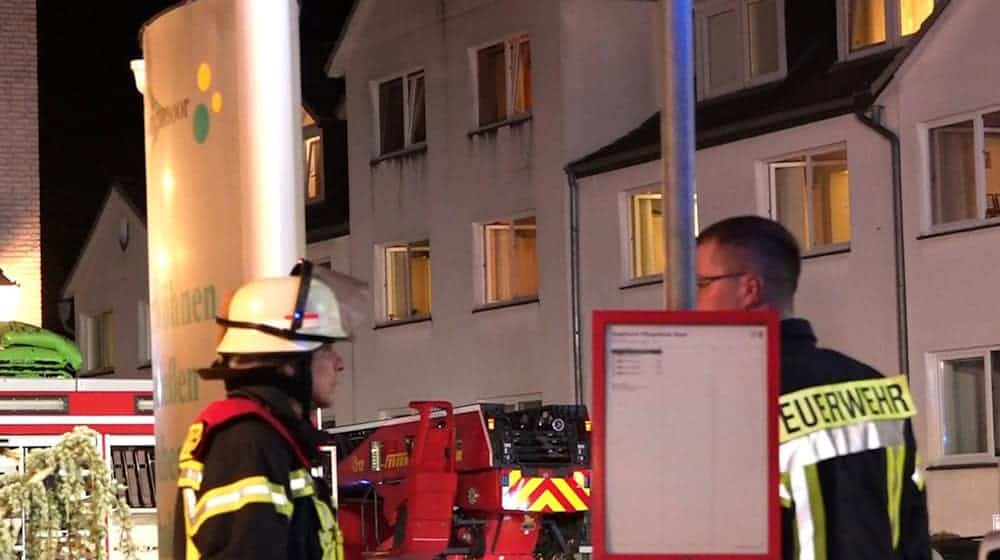 Feuerwehrleute arbeiten vor einem Seniorenheim. / Foto: Kai Moorschlatt/Nord-West-Media/dpa