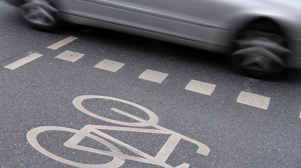 Die Polizei sucht nach einem am Unfall beteiligten Radfahrer. (Archivbild)  / Foto: Boris Roessler/dpa