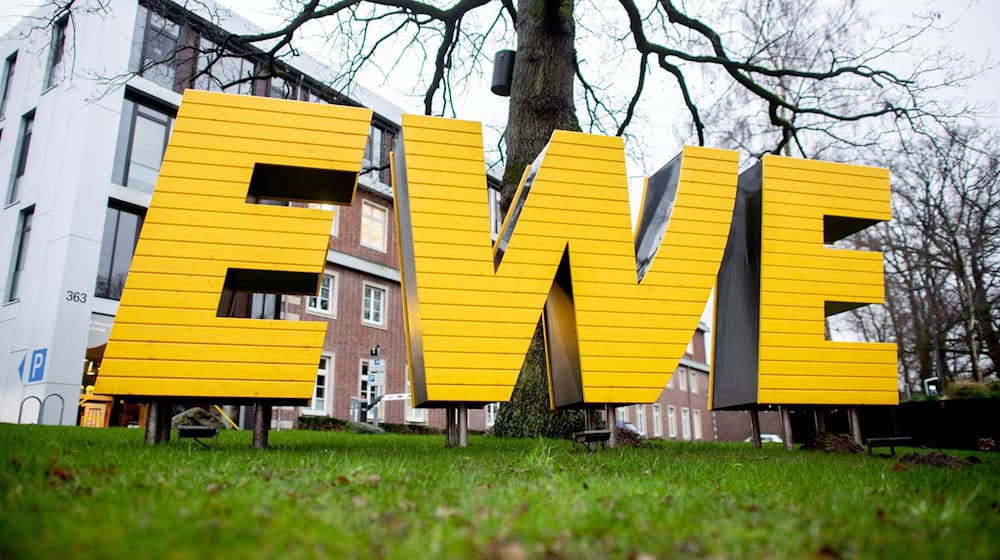 Der Oldenburger Versorger EWE baut eine Wasserstoffanlage in Emden und bestellt die technik jetzt bei Siemens Energy. (Archivbild) / Foto: Hauke-Christian Dittrich/dpa