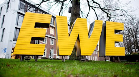 Der Oldenburger Versorger EWE baut eine Wasserstoffanlage in Emden und bestellt die technik jetzt bei Siemens Energy. (Archivbild) / Foto: Hauke-Christian Dittrich/dpa