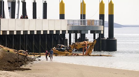 Ein Bagger ist ins Meer auf Norderney gerutscht. / Foto: Volker Bartels/dpa