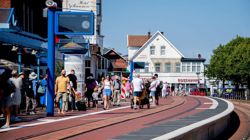 Höhere Bahnsteige sollen Reisenden auf der ostfriesischen Urlaubsinsel Borkum das Ein- und Aussteigen in die Kleinbahn erleichtern. / Foto: Hauke-Christian Dittrich/dpa