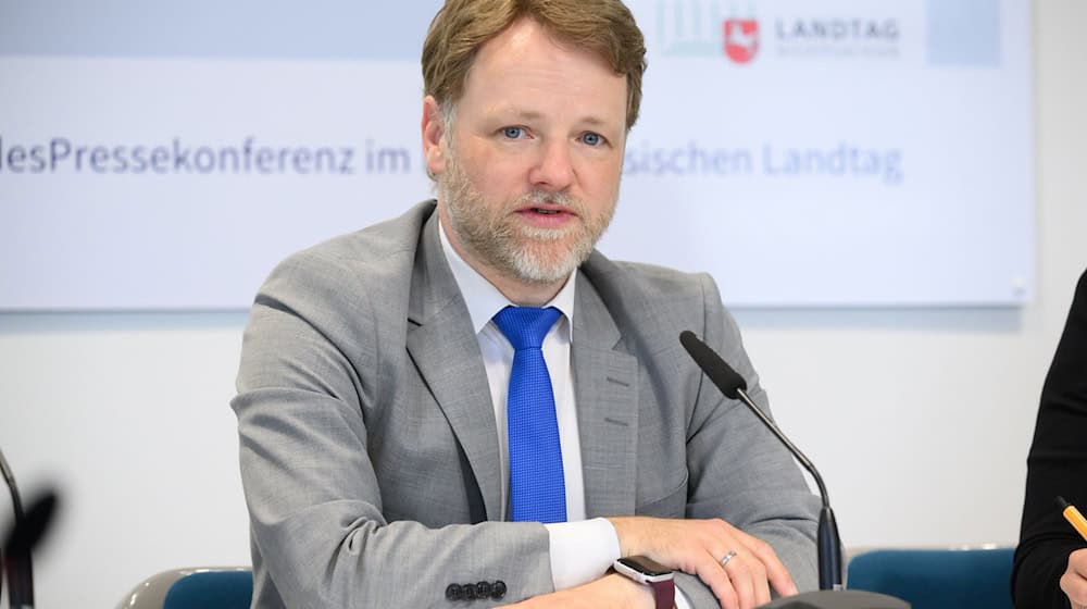 Beamte in Niedersachsen sollen mehr Geld erhalten.  / Foto: Julian Stratenschulte/dpa