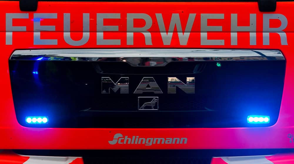 Feuerwehr findet zwei Leichen in brennendem Mehrfamilienhaus. / Foto: Mohssen Assanimoghaddam/dpa