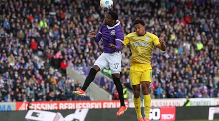 Christian Conteh (l) wechselt nach einem Jahr in Osnabrück zu Eintracht Braunschweig. / Foto: Friso Gentsch/dpa