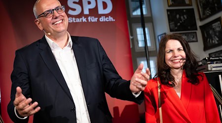 Bremens Bürgermeister Andreas Bovenschulte (SPD) wird am 9. August seine Lebensgefährtin Kerstin Krüger heiraten. (Archivfoto) / Foto: Sina Schuldt/dpa